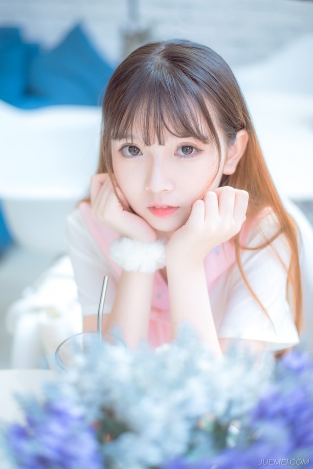 姐妹俩依言进来，大乔担忧的看了小乔一眼，连忙向吕布道：“夫君，妹妹她只是……毕竟当年也算相识一场，并不是……”